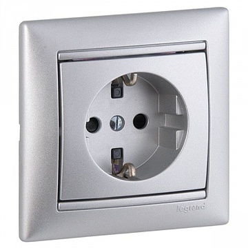 Розетка VALENA CLASSIC, скрытый монтаж, с заземлением, со шторками, алюминий 770121 Legrand