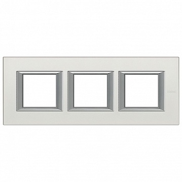 Рамка 3 поста AXOLUTE, горизонтальная, жемчужное серебро HA4802M3HSAN Bticino