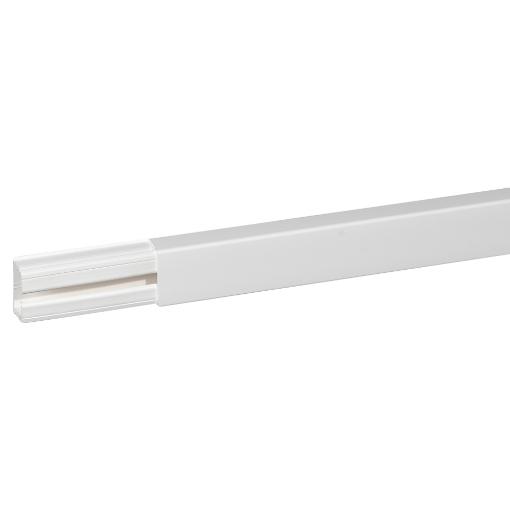 Мини-плинтус DLPlus 40x20 - 1 секция - длина 2,10 м - белый 030027 Legrand